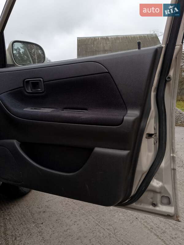 Хэтчбек Daihatsu Sirion 2003 в Киеве