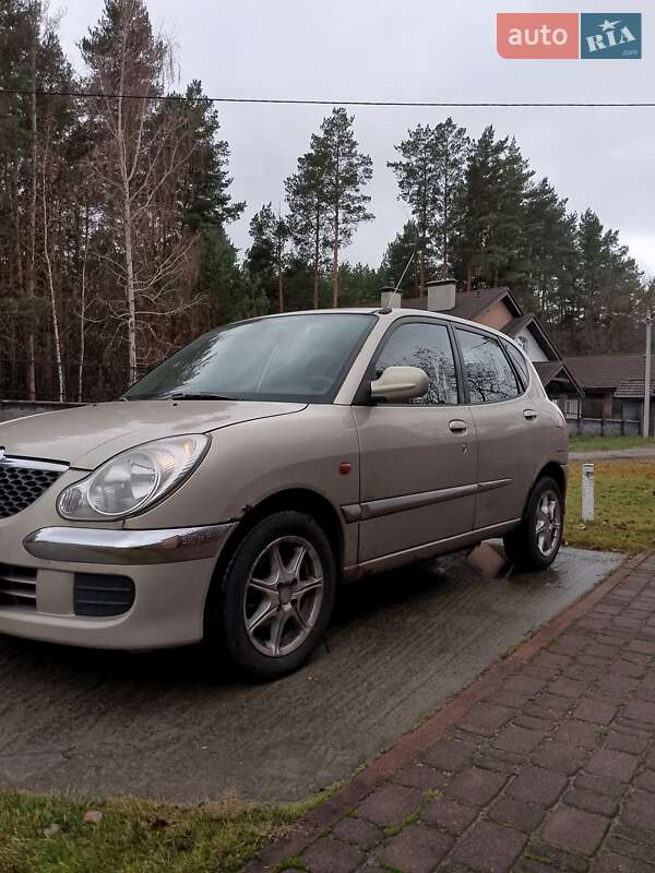 Хэтчбек Daihatsu Sirion 2003 в Киеве
