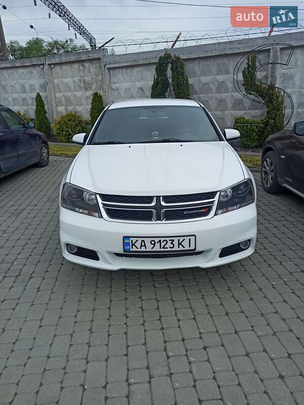 Седан Dodge Avenger 2013 в Львове