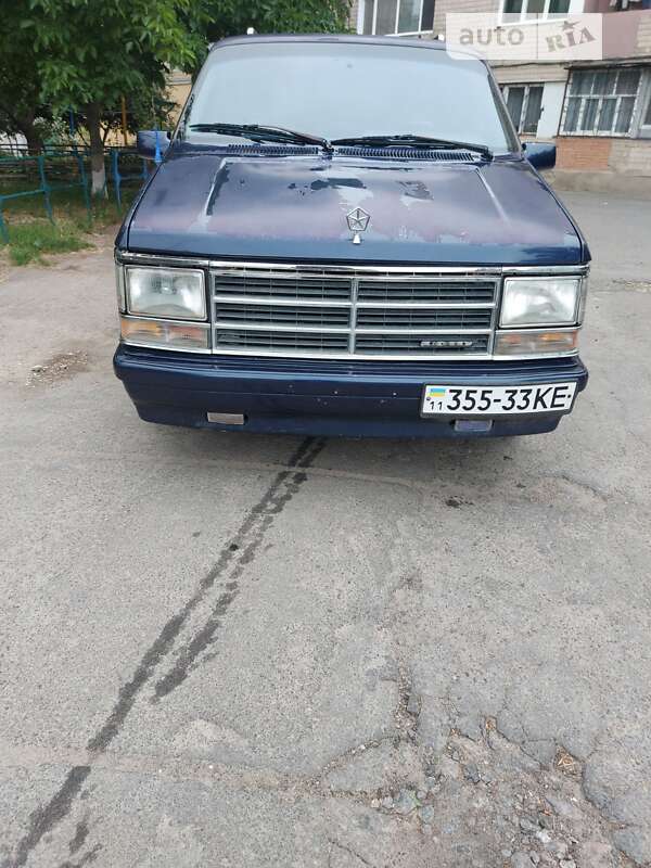 Минивэн Dodge Caravan 1990 в 