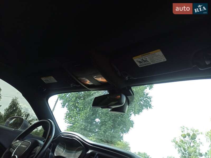 Купе Dodge Challenger 2016 в Вышгороде