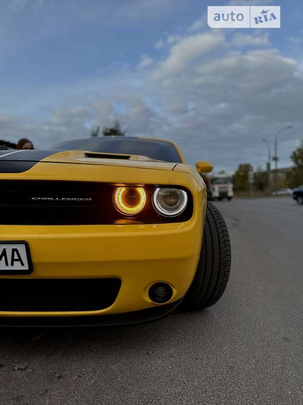 Купе Dodge Challenger 2017 в 