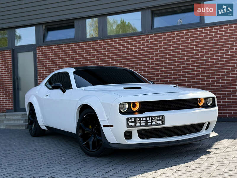 Купе Dodge Challenger 2018 в Львові