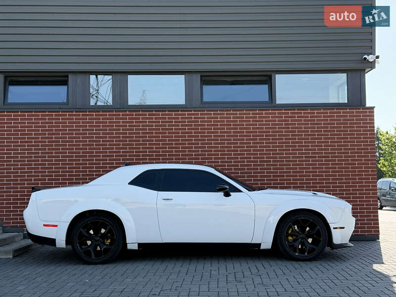 Купе Dodge Challenger 2018 в Львові
