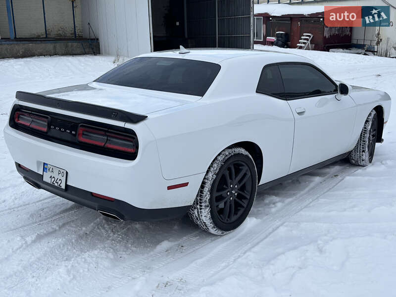 Купе Dodge Challenger 2019 в Буче