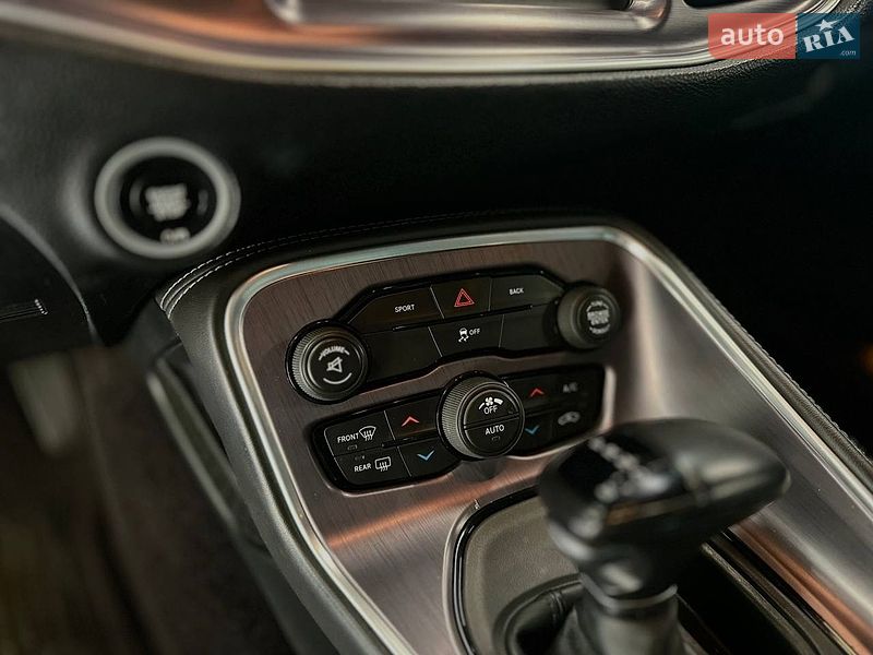 Купе Dodge Challenger 2016 в Львові