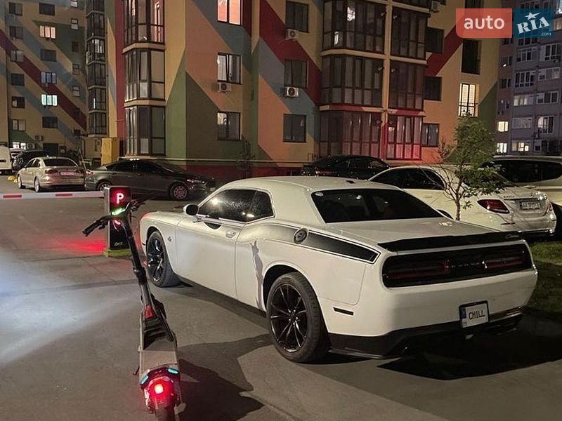 Dodge Challenger, photos from the listing