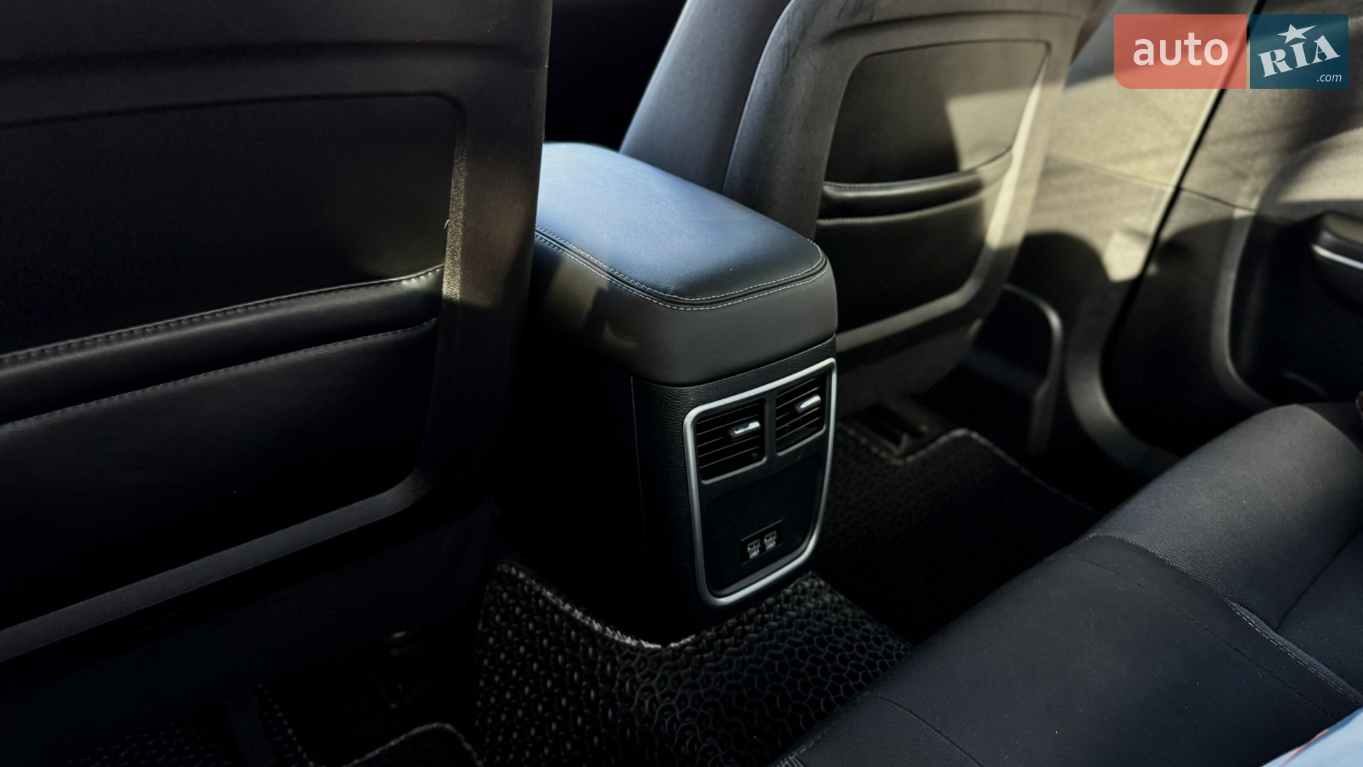 2016 Dodge Charger - мініатюра 25