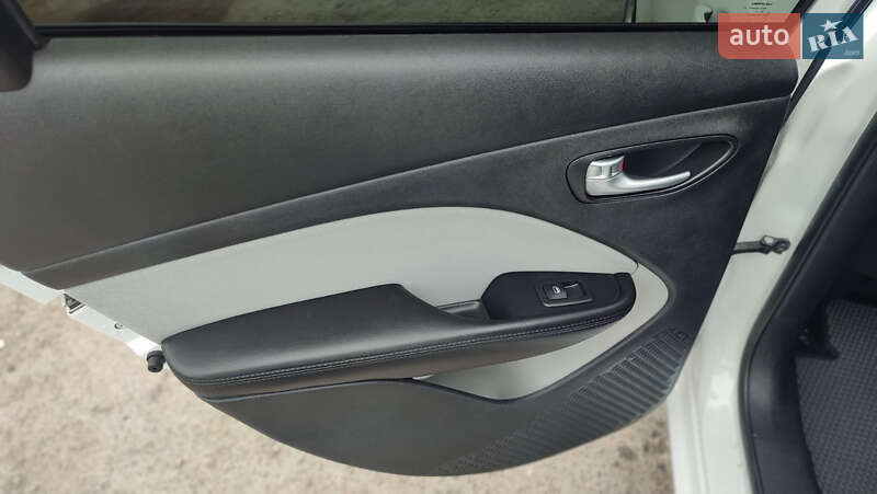 Седан Dodge Dart 2013 в Дубні