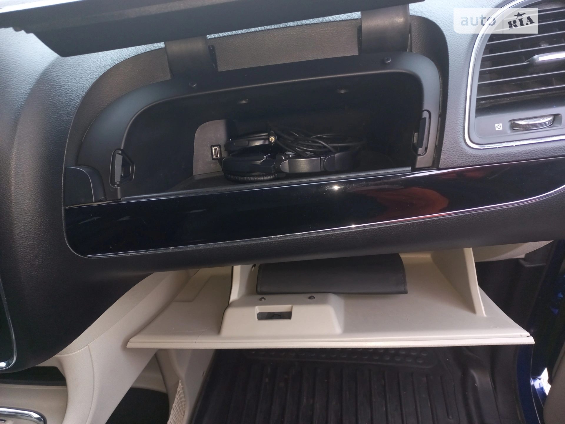 2019 Dodge Caravan - мініатюра 14