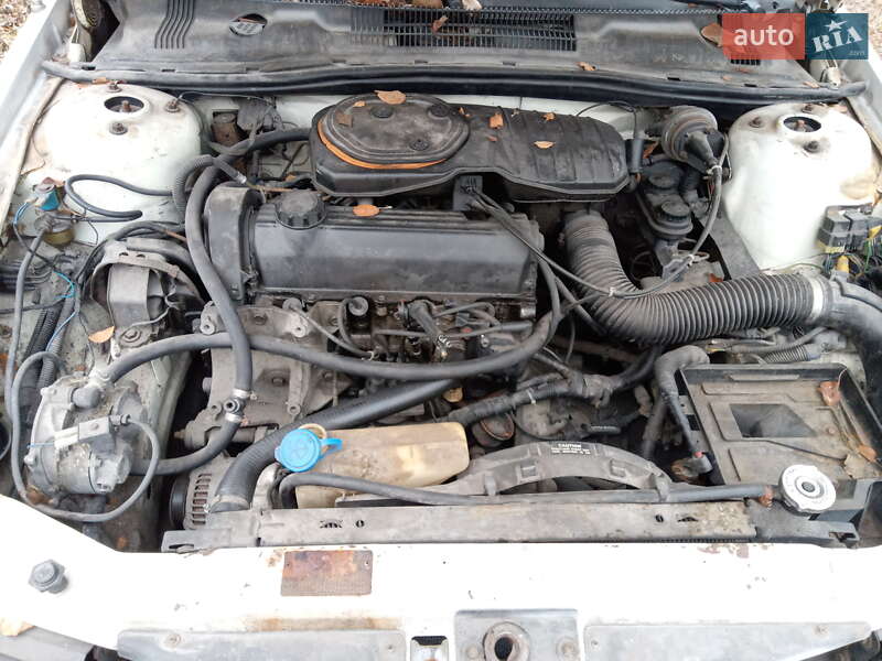 Седан Dodge Spirit 1993 в Богуславе