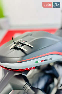 Спортбайк Ducati Monster 821 2020 в 