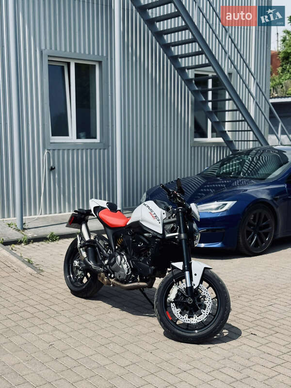 Ducati Monster 2024