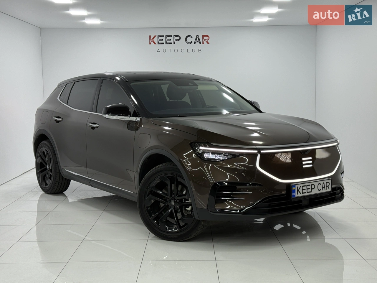 ENOVATE ME7 2021 - це китайський електричний кросовер, що виділяється футуристичним дизайном, інтегрованими сучасними технологіями та високотехнологічним інтер'єром з п'ятьма рідкокристалічними дисплеями. Автомобіль оснащений синхронним електродвигуном потужністю 218 к.с., що забезпечує запас ходу до 530 км (за циклом NEDC) та розгін до 100 км/год за 7.7 секунди. Він має багато електронних помічників водія, панорамний дах з люком та оздоблення салону шкірою та алюмінієм.
- батарея: 72 kWh 
- пробіг: 26 т. км. 
2 ключа, 2 комплекта резины

LED фары
Бесключевой доступ
Камеры 360
Автоматическая парковка
Система мониторинга усталости водителя
Активный круиз-контроль
Удержание в полосе
Панорама с люком
Беспроводная зарядка телефона
Подогрев и электропривод передних сидений 
2-х зонный климат контроль
Датчик света
Датчик дождя
Электропривод багажника
Можлива купівля в кредит на фізичних та юридичних осіб (без ПДВ) під 1.9% на залишок в гривні з початковим внеском від 4600$.
Приймаємо оплату криптовалютою.
Візьмемо Ваше авто на комісійний продаж, зробимо якісну рекламу в наших соцмережах і покажемо хороший результат у найкоротші терміни!
Серед способів оновити авто, у нас є Trade IN на вигідних для клієнта умовах.
З 1 січня 2026 року на електромобілі повернеться повне митне та податкове навантаження, як і на автомобілі з двигуном внутрішнього згоряння, що включатиме:
- ввізне мито: 10% від митної вартості. 
- ПДВ: 20% від митної вартості. 
- акцизний збір: 1 євро за 1 кВт·год ємності батареї. 
Після Нового Року всі без винятку електромобілі піднімуться в ціні на суму вартості ввізного мита та ПДВ.