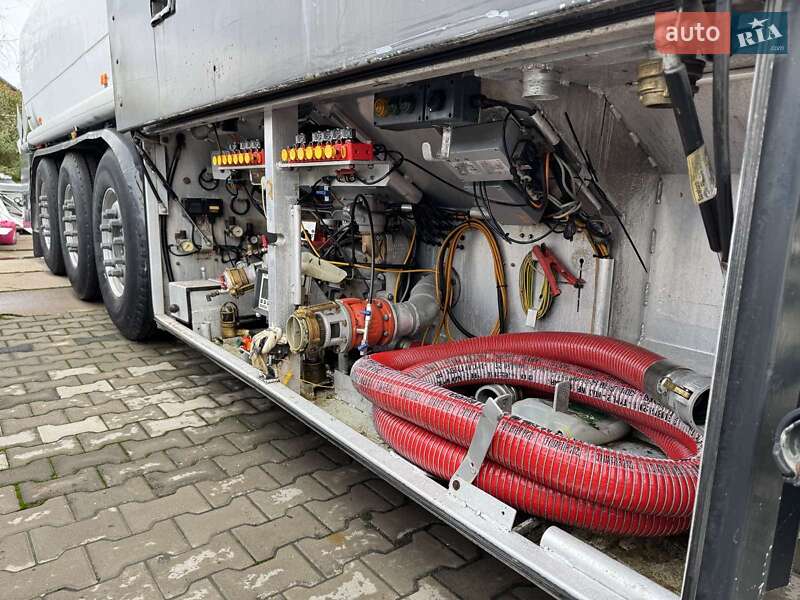 Цистерна напівпричіп Esterer  DHE0189T 2001 в Черкасах