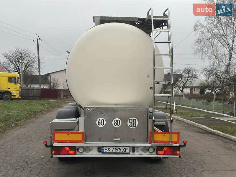 Цистерна напівпричіп Feldbinder TSA 2004 в Дубні