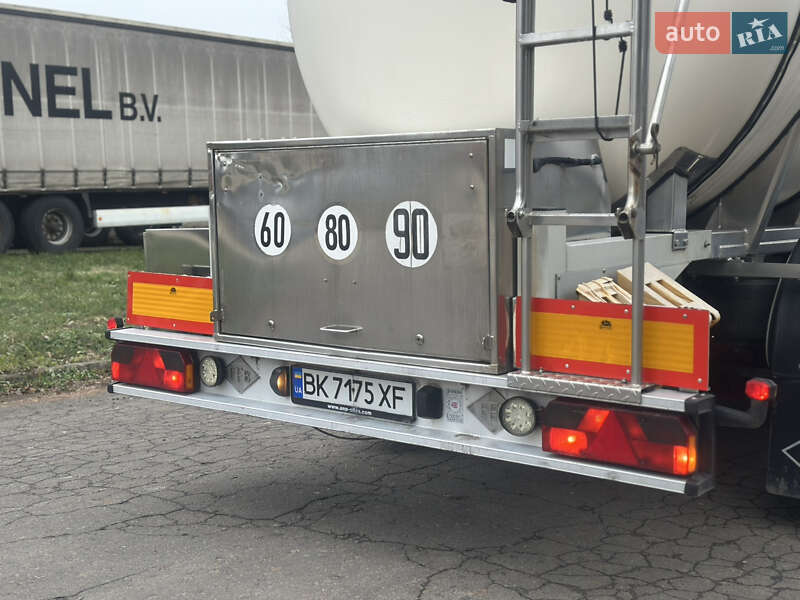 Цистерна напівпричіп Feldbinder TSA 2004 в Дубні