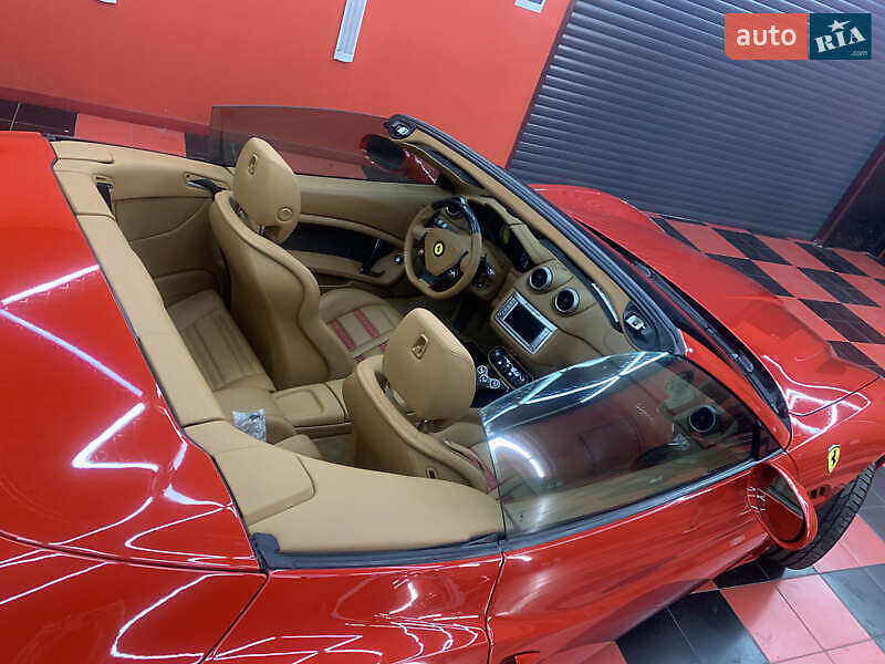 Кабриолет Ferrari California 2010 в Киеве