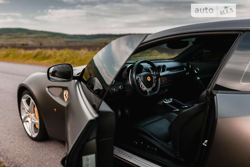 Хэтчбек Ferrari FF 2013 в Львове