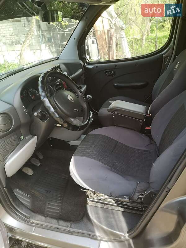Минивэн Fiat Doblo 2008 в Киеве