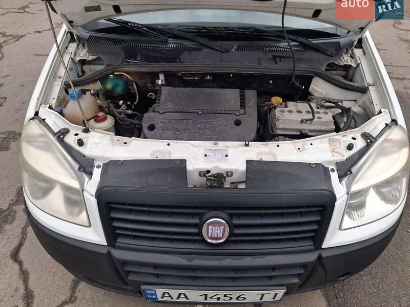 Вантажний фургон Fiat Doblo 2012 в Києві