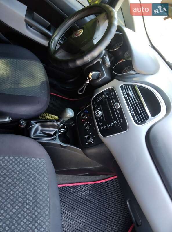 Седан Fiat Linea 2013 в Хмельнике