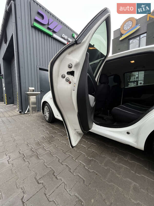 Седан Fiat Linea 2013 в Киеве фото 46 Седан Fiat Linea 2013 в Киеве