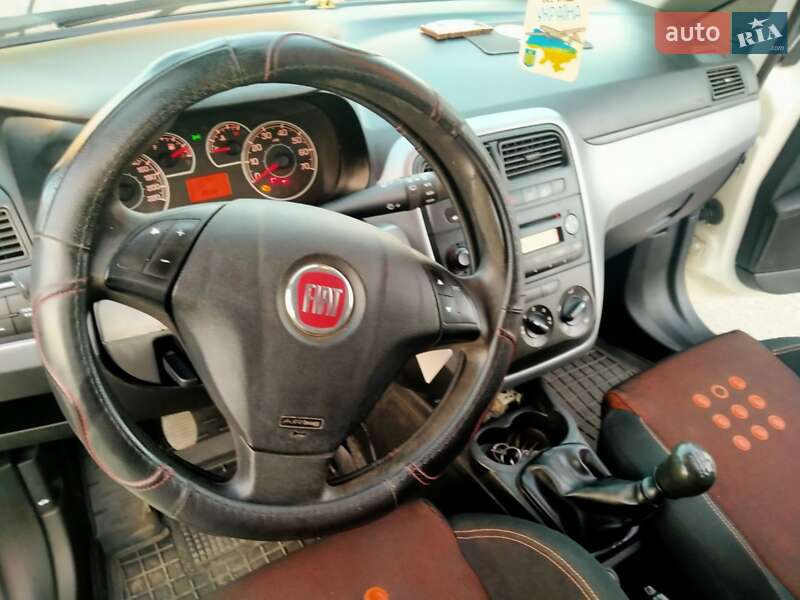 Хэтчбек Fiat Punto 2011 в Ровно