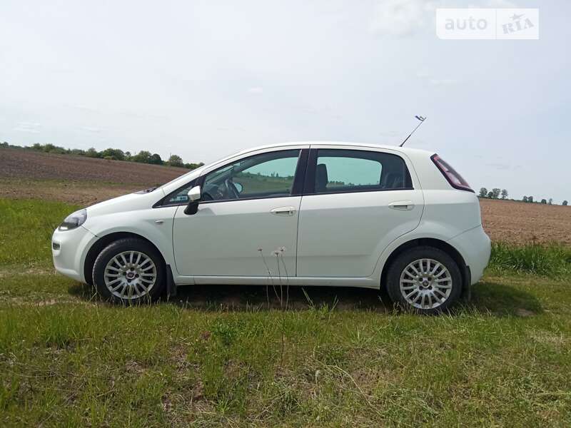 Хэтчбек Fiat Punto 2012 в Корце
