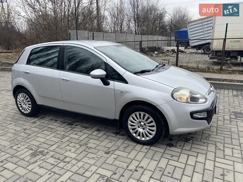 Хэтчбек Fiat Punto 2011 в 