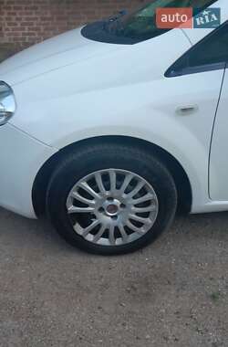 Хэтчбек Fiat Punto 2009 в 