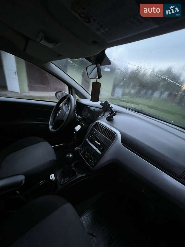 Хэтчбек Fiat Punto 2010 в Жовкве