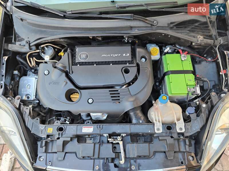 Хетчбек Fiat Punto 2011 в Чернівцях