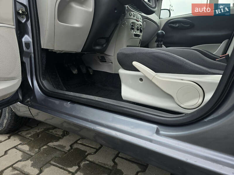 Хетчбек Fiat Punto 2004 в Новоселиці фото 12 Хетчбек Fiat Punto 2004 в Новоселиці