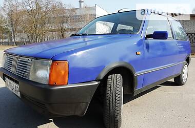 Купе Fiat Uno 1988 в Вараше