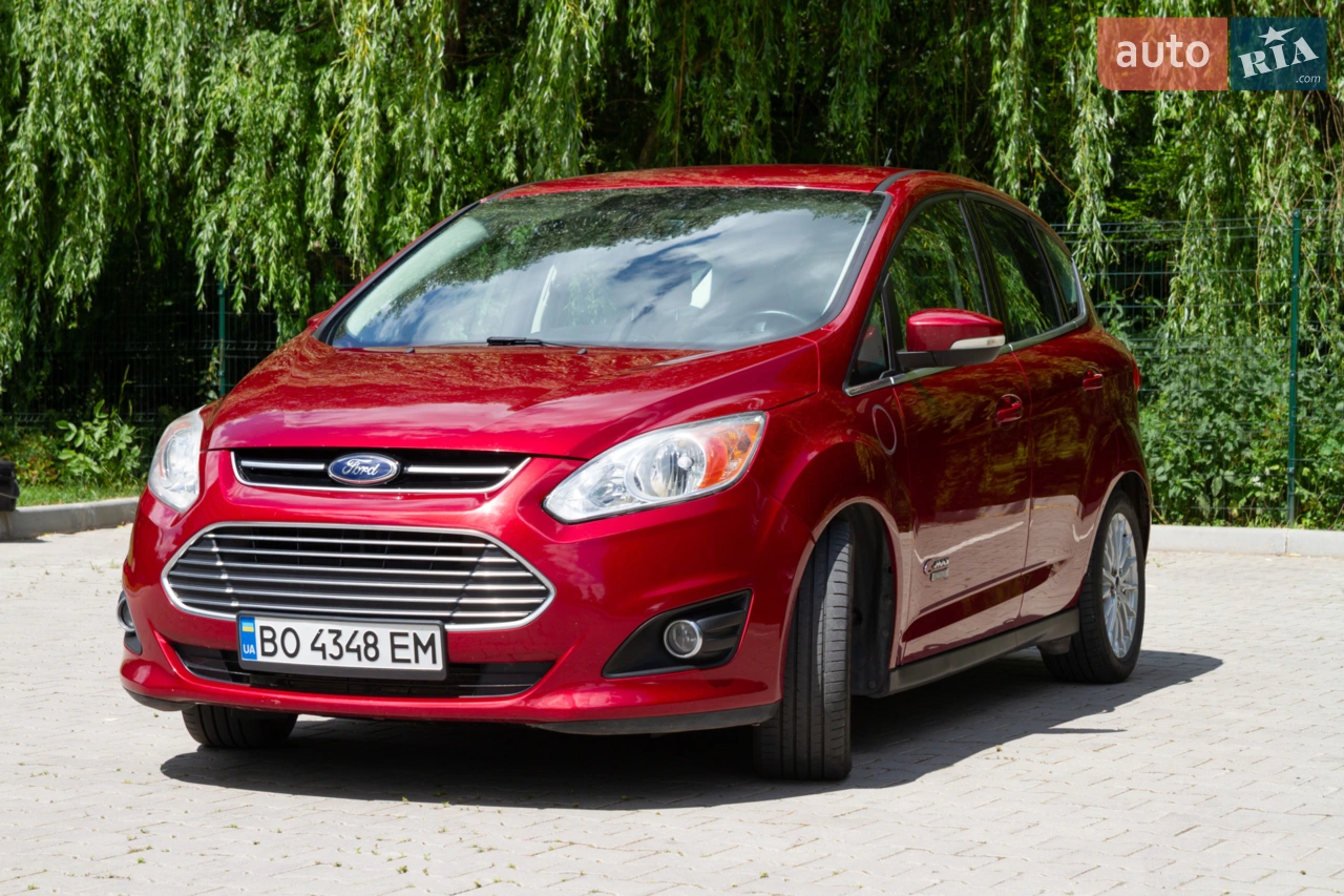 Продається Ford C-Max Energi 2015 SEL Plug-In Hybrid
Електрика і бензин в одному. 

Пробіг: 197 000 км
Тип кузова: хетчбек, 5 дверей
Двигун: 2.0L Atkinson-Cycle Hybrid + електромотор
Трансмісія: автомат
Привод: передній
Батарея: літій-іонна, 5кВт·год — заряджається від звичайної побутової розетки 220V (повна зарядка ~2,5 год)

Особливості:
Plug-in гібрид: можна їздити винятково на електротязі (в місті — майже без бензину), далі автоматично переходить у гібридний режим
Реальна витрата пального – лише 4,7 л/100 км
SEL-комплектація:
• світлий шкіряний салон
• двозонний клімат-контроль
• круїз-контроль на кермі
• підігрів сидінь
• електропакет
• заводська мультимедійна система Ford SYNC 2
Безпека:
• 7 подушок
• ABS, ESP, контроль тяги
• безпека ціла!
Комфорт і практичність:
• 3 розетки 12V + 1 розетка 220V у салоні
• 17” легкосплавні диски
• датчики дощу
• підігрів дзеркал і заднього скла
• дві зони багажного відсіку, шторка, органайзери

Стан:
• технічно справна
• заряджається від побутової розетки
• доглянутий інтер’єр, все працює

Додається комплект зимової гуми.
Знаходиться в Тернополі. Оглянути авто можна за домовленістю.
Перереєстрація в СЦ обов’язково.
