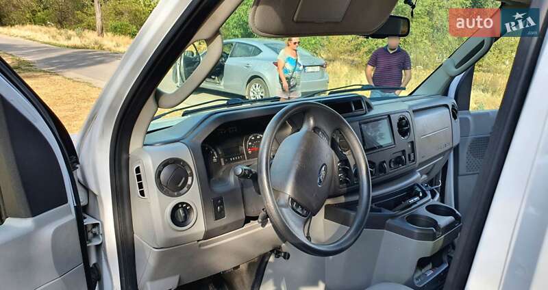 Минивэн Ford E-350 2013 в Львове
