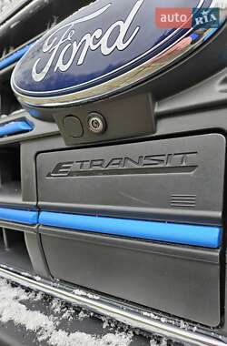 Грузовой фургон Ford E-Transit 2022 в 