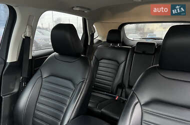 Позашляховик / Кросовер Ford Edge 2019 в 
