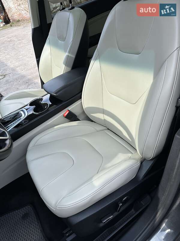 Позашляховик / Кросовер Ford Edge 2016 в Радивиліві