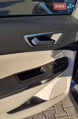 Позашляховик / Кросовер Ford Edge 2018 в 