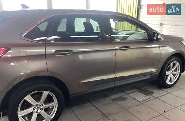 Позашляховик / Кросовер Ford Edge 2019 в 
