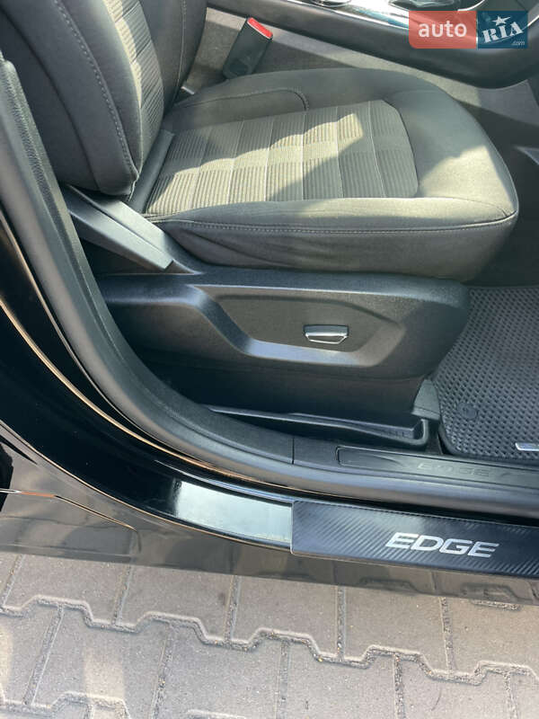Внедорожник / Кроссовер Ford Edge 2017 в Вишневом