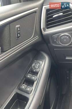 Внедорожник / Кроссовер Ford Edge 2015 в 