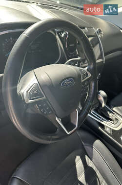 Внедорожник / Кроссовер Ford Edge 2015 в 