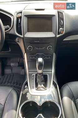 Позашляховик / Кросовер Ford Edge 2015 в 