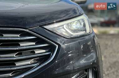 Позашляховик / Кросовер Ford Edge 2019 в 