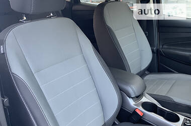 Позашляховик / Кросовер Ford Escape 2015 в 