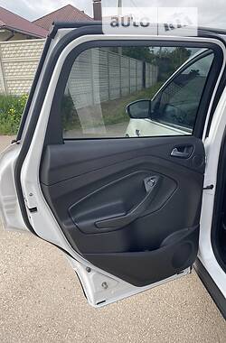 Позашляховик / Кросовер Ford Escape 2015 в 