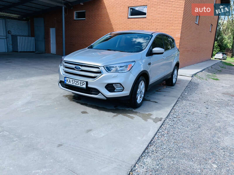 Позашляховик / Кросовер Ford Escape 2017 в Ромнах